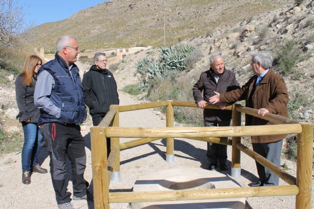 El alcalde y el concejal de Agricultura y Montes presentan la rehabilitación de la Fuente del Cerco