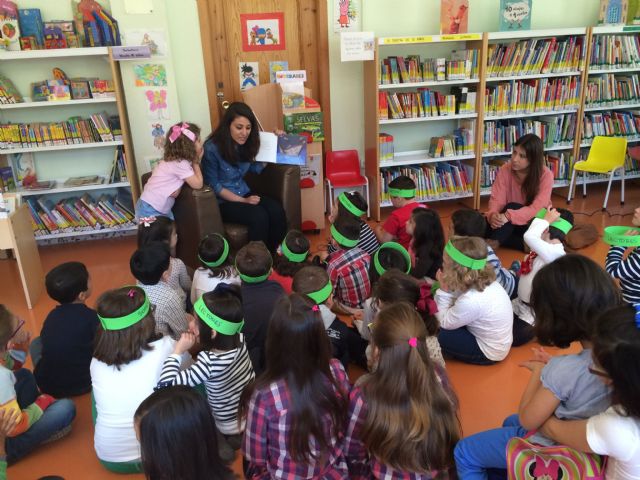 Niños y niñas de Jumilla conmemoran el Día del Libro con la actividad  'Maestras que cuentan'