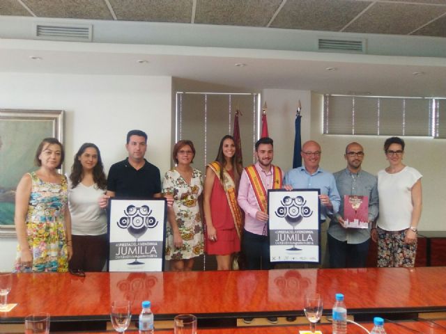 El consejero de Turismo recibe a los representantes de la Fiesta de la Vendimia de Jumilla