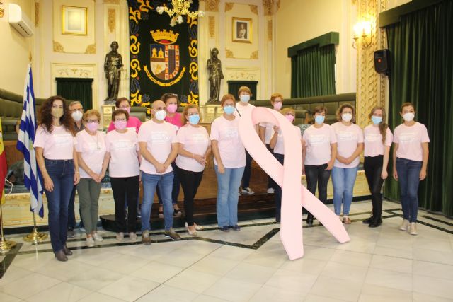 Colocado en el balcón del Ayuntamiento el lazo rosa para concienciar sobre la lucha contra el cáncer de mama