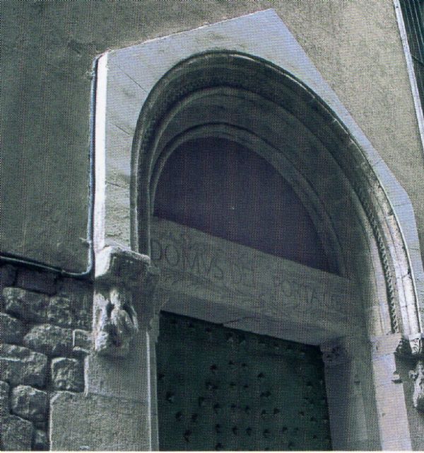 Pórtico de la iglesia del Palau, o Palau Menor (siglo XII), que fue Encomienda del Temple en Barcelona.