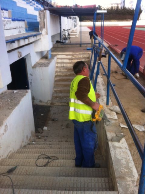La Concejalía de Servicios realiza diversos trabajos de mejora en el Polideportivo Municipal 'La Hoya'