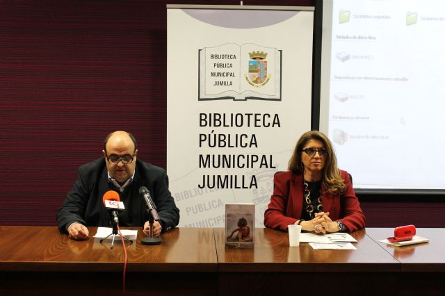 María Serralba presenta en Jumilla 'El Dios del Faro', una historia de amor, por encima de los matices