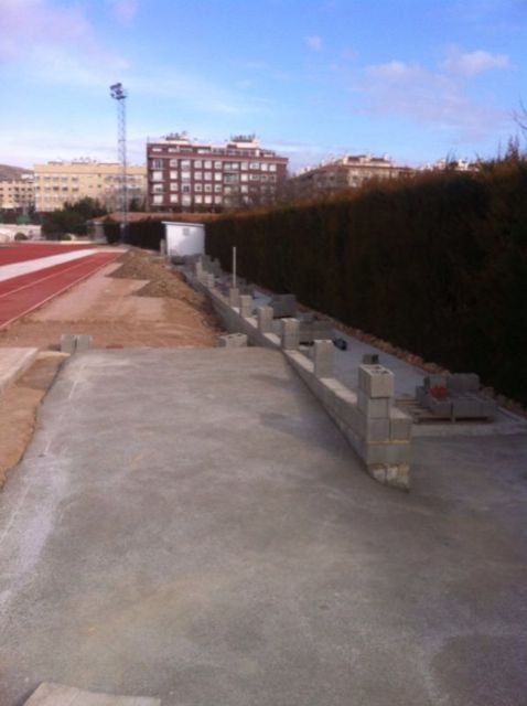 La Concejalía de Deportes ultima la pavimentación del anillo exterior de la pista de atletismo