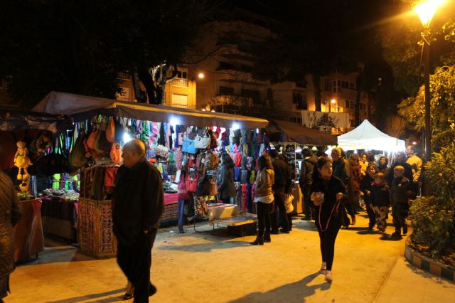 El II Desfile de Carnaval saca a cientos de personas a la calle a disfrutar con el color de esta fiesta