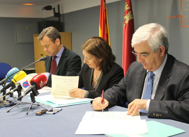 Enrique Jiménez firma el convenio por el cual el centro de salud de Jumilla se integra dentro del 'Programa Activa'