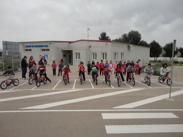 Decenas de niños y niñas pasan durante estos días de vacaciones, por el Centro Infantil de Tráfico