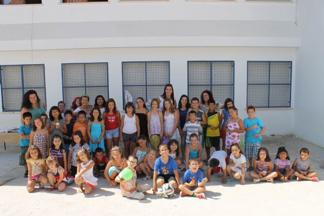 Decenas de niños y niñas de Jumilla despiden las diversas ludotecas y escuelas de verano con almuerzos, juegos y entrega de diplomas