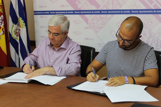 El alcalde hace entrega a los colectivos festeros de las subvenciones relativas al ejercicio 2014