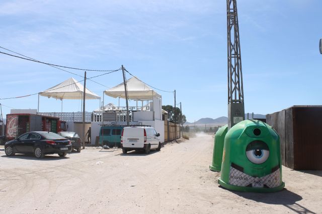 Los contenedores de vidrio de Jumilla se visten de faena para concienciar sobre la importancia del reciclaje