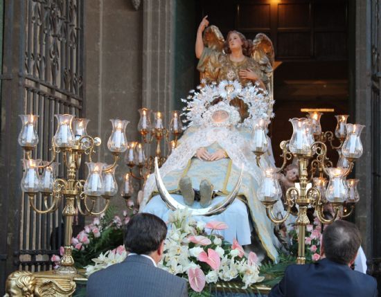Cientos de personas arropan a la patrona de Jumilla, la Virgen de la Asunción, en el día de su festividad