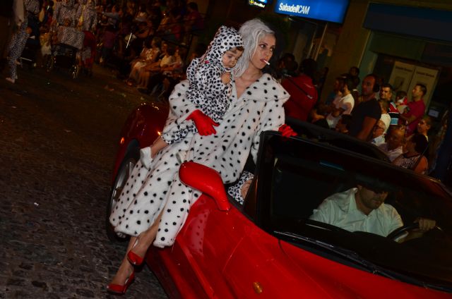 La Cabalgata Infantil del Vino saca a la calle a cientos de personas