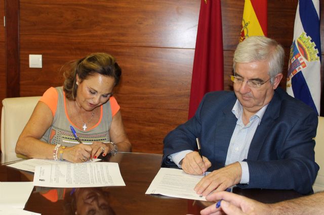 El alcalde renueva el convenio de colaboración con Cruz Roja Jumilla para el ejercicio 2014