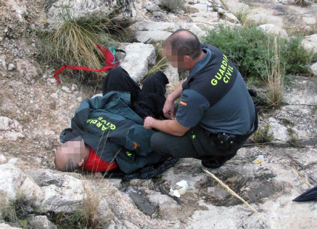 Rescatan a un senderista en una zona escarpada del Alto de las Grajas, en Jumilla