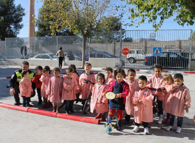 La Concejalía de Tráfico inicia a los más pequeños de los centros de enseñanza del municipio en la seguridad vial a través de un parque móvil