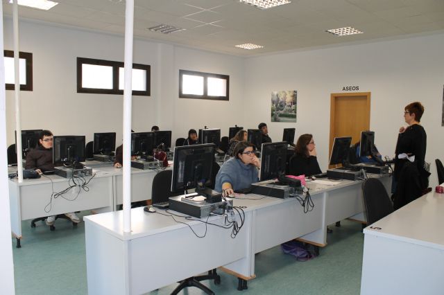 Una decena de jóvenes participan en el taller de búsqueda de empleo por internet organizado por el Centro Local de Empleo de Jumilla