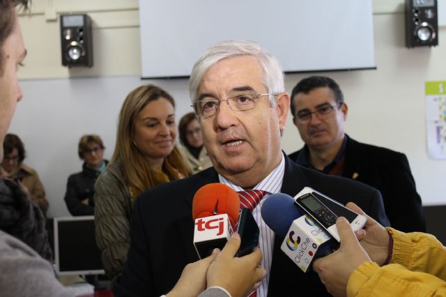 El consejero de Educación visita el IES Infanta Elena, galardonado con el Premio Nacional de Educación para centros