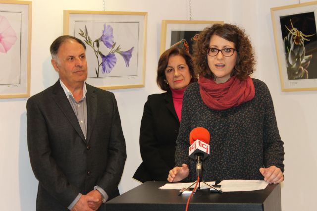 Bartolomé Medina capta en su exposición de fotografía la 'humilde belleza ignorada' de la flora jumillana