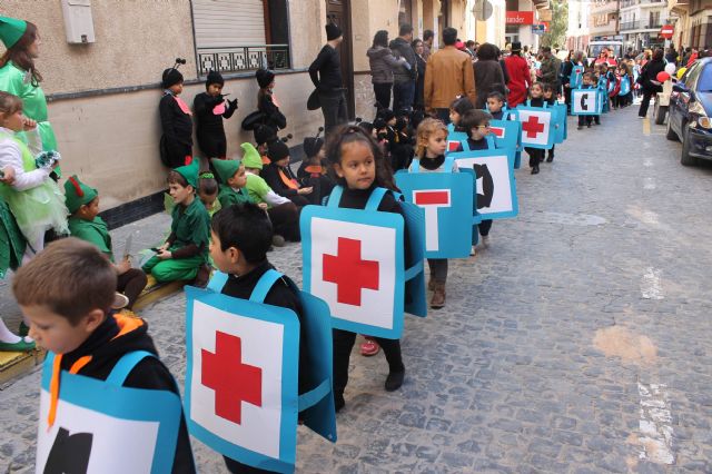 Cientos de personas disfrutaron en la calle del Carnaval, primero con el Desfile, en el que participaron más de mil personas, y después en el Fiestródromo, donde tuvo lugar la Gran Noche del Carnaval