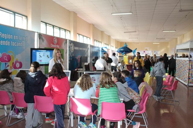 El alcalde y la directora general de Telecomunicaciones inauguran en Jumilla la Feria de Nuevas Tecnologi´as SICARM