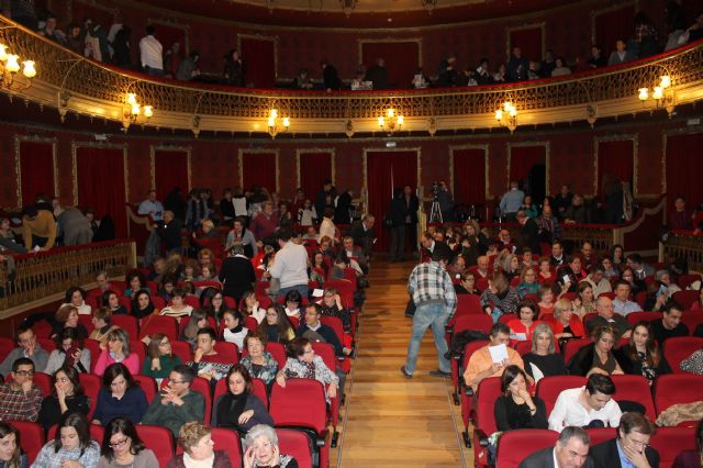 Más 400 personas se reunieron en el Teatro Vico para rendir homenaje a una de las impulsoras de las enseñanzas musicales de Jumilla, Mª Ángeles Tomás