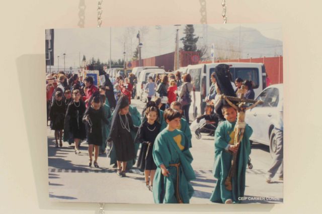 Una exposición de fotografía recoge estos días como viven los niño y niñas de Jumilla la Semana Santa