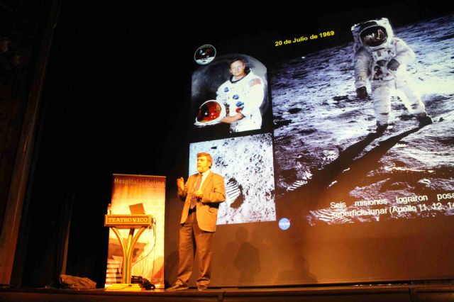 El científico del CSIC Jesús Martínez-Frías despeja en Jumilla incógnitas sobre la vida en el espacio