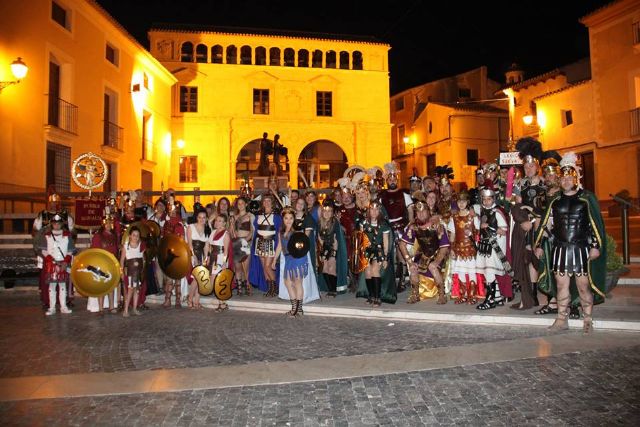 FESTEROS ROMANOS DAN ESCOLTA AL JESÚS NAZARENO DE JUMILLA