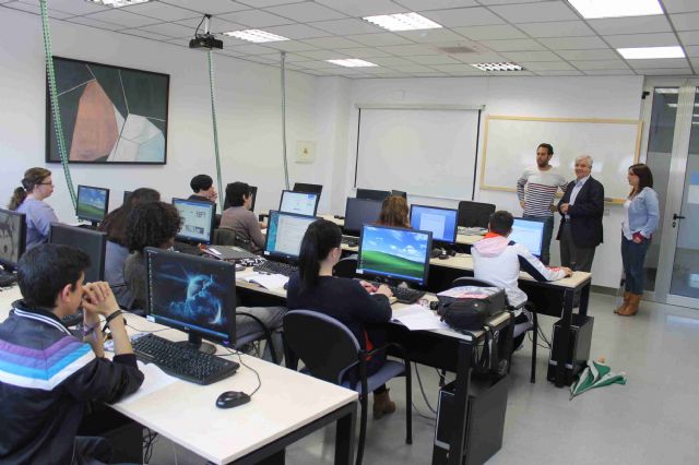 El alcalde visita a los alumnos y alumnas de los tres cursos que está desarrollando el SEF en Jumilla