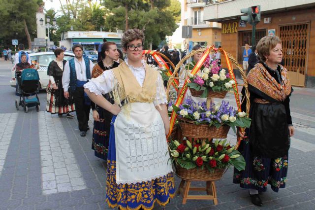 Centenares de jumillanos y jumillanas participan en la Ofrenda de Flores al Cristo Amarrado a la Columna, 2015