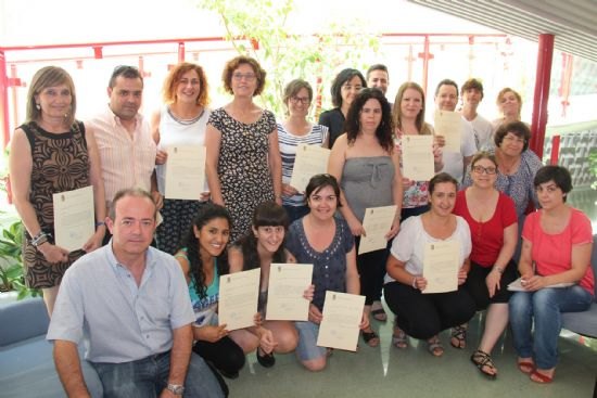 La alcaldesa entrega los diplomas a los alumnos del curso de atención a personas dependientes