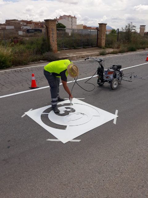 Tráfico pinta las marcas viales de Ronda Poniente e instala luces led en un paso de peatones
