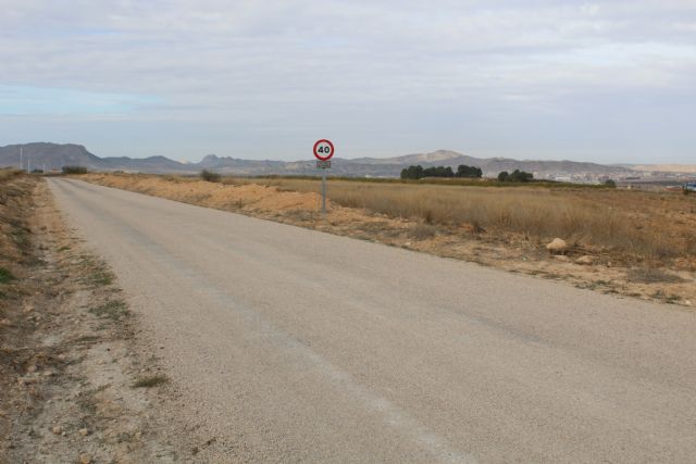 La alcaldesa pide al consejero de Agricultura que se agilicen los arreglos de caminos aprobados hace más de un año