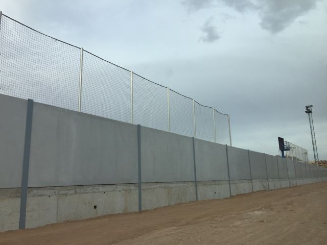 Finalizan las obras de reconstrucción del muro del campo de fútbol