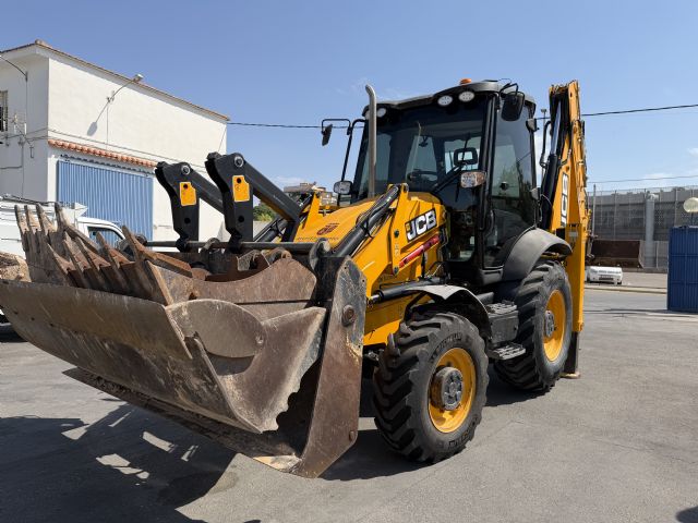 El Servicio de Caminos Rurales incorpora una nueva retroexcavadora para mejorar los trabajos de mantenimiento