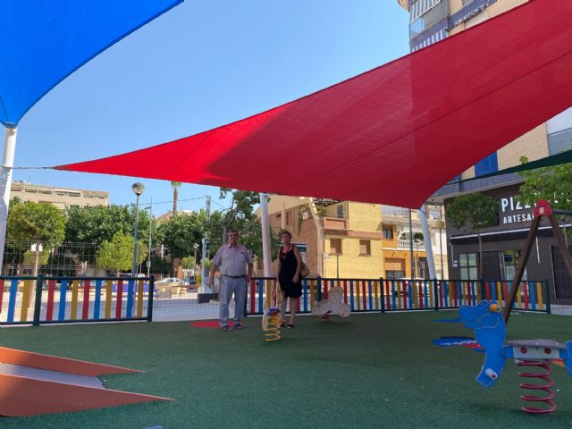 La zona de juegos de la Plaza de la Alcoholera de Menor estrena sombraje