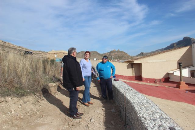 El Ayuntamiento construye un muro gavión y una cuneta para desviar las aguas pluviales en la ladera del Castillo