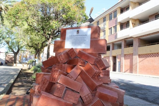 Jumilla reconoce al gremio de la construcción a través de un monumento