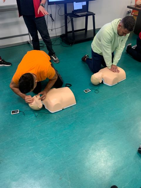 La Policía Local de Jumilla realiza un curso de reciclaje sobre el uso de desfibriladores