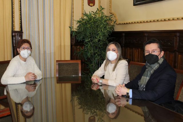 La alcaldesa recibe a la nueva cónsul de Ecuador en la Región de Murcia