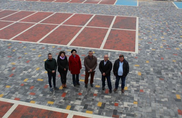 Finalizan las obras de renovación del firme del patio del Mercado de Abastos