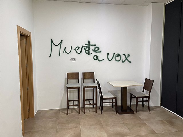 'Muerte a vox'. Los radicales extremistas y totalitarios atacan el punto de encuentro de VOX Jumilla