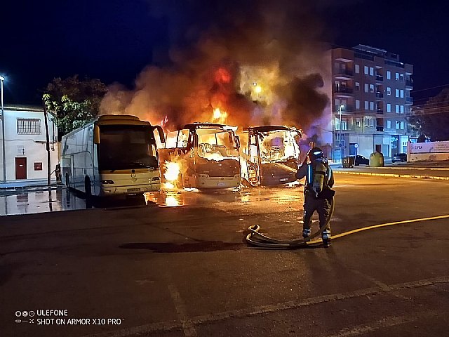 Bomberos extinguen un incendio de tres autobuses en Jumilla