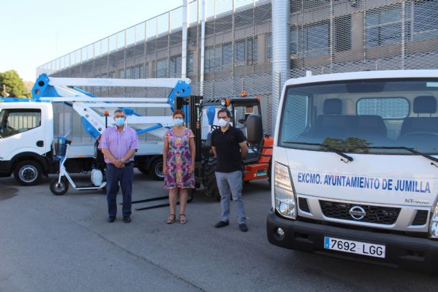 Servicios aumenta su parque móvil con un camión, una plataforma elevadora, una carretilla y una bicicleta eléctrica