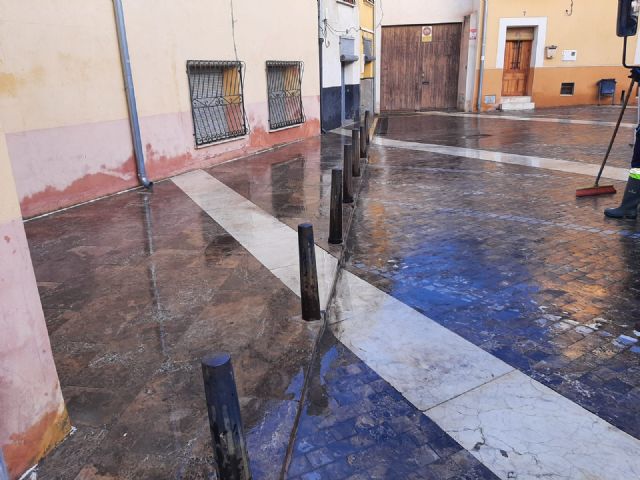 Servicios crea una nueva brigada de limpieza viaria mediante baldeo con agua a presión y jabón para reforzar el mantenimiento de las calles