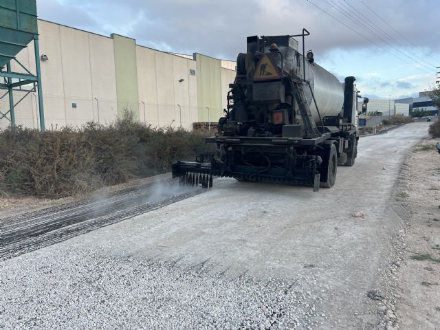 Continua el arreglo y asfaltado de caminos con las actuaciones y trabajos en el Camino de la Hoya