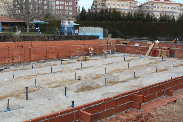 La alcaldesa y los concejales de Obras y Deportes visitan las obras de la nueva Piscina Olímpica