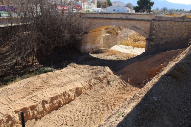 En marcha las obras de rehabilitación del muro de la escollera del Puente del Poyo