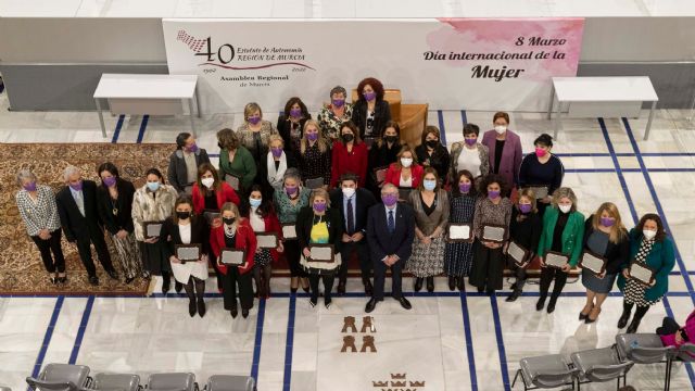 La Asamblea Regional homenajea a todas las alcaldesas del periodo democrático, entre ellas la de Jumilla