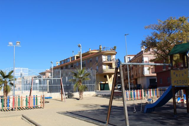 Los juegos infantiles de la avenida Ronda Poniente ya cuentan con iluminación